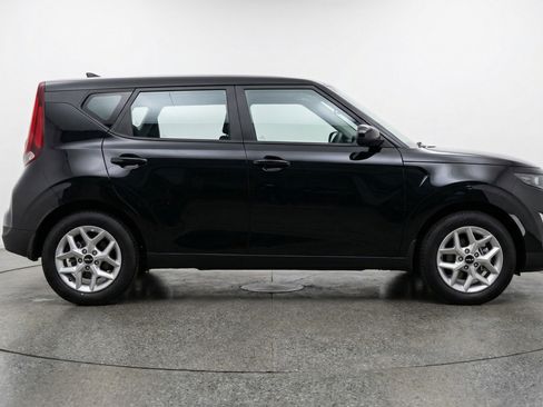 Used 2025 Kia Soul LX w/ LX Technology Package FWD image 11