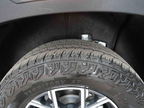 Used 2024 GMC Acadia AT4 w/ Luxury Package image 31