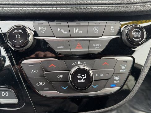 Used 2025 Chrysler Pacifica Select image 15