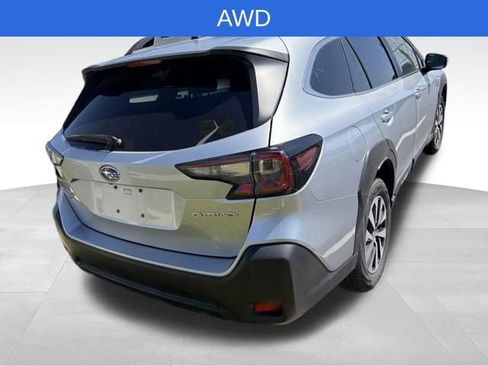 Used 2025 Subaru Outback Premium AWD/4WD image 3