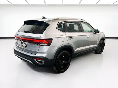 Used 2025 Volkswagen Taos SE w/ Panoramic Sunroof Package FWD image 4