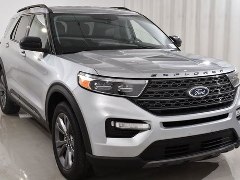 Used 2023 Ford Explorer XLT w/ Equipment Group 202A image 4
