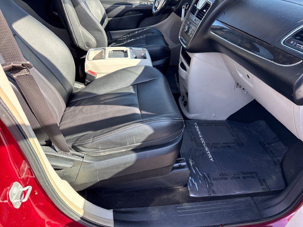 Used 2014 Chrysler Town & Country Touring FWD image 21