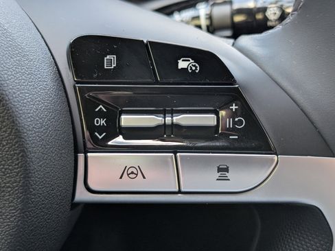 Used 2025 Hyundai Elantra Limited image 25