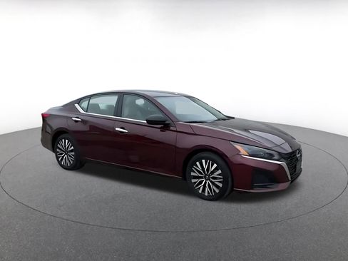 Used 2025 Nissan Altima 2.5 SV image 2