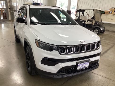 Used 2024 Jeep Compass Latitude w/ Sun and Sound Group AWD/4WD image 6
