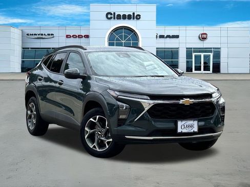 Used 2025 Chevrolet Trax LT FWD image 1