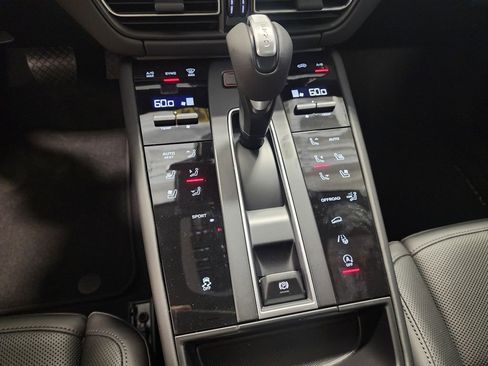 Certified 2025 Porsche Macan image 13