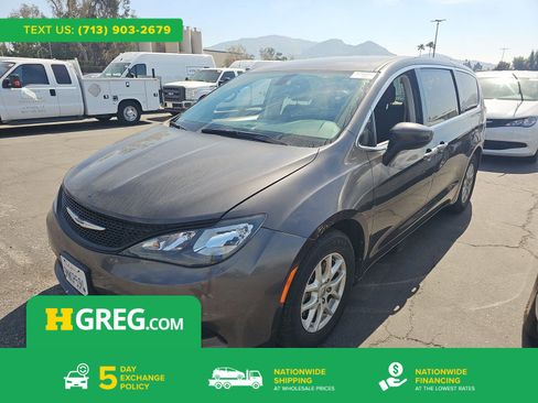 Used 2022 Chrysler Voyager LX image 1