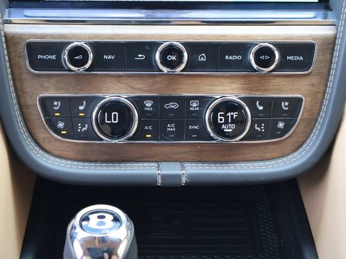 Certified 2024 Bentley Bentayga Extended Wheelbase AWD/4WD image 19