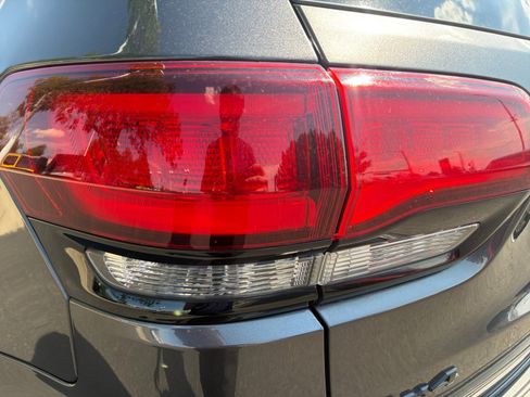 Used 2019 Jeep Grand Cherokee Altitude AWD/4WD image 31