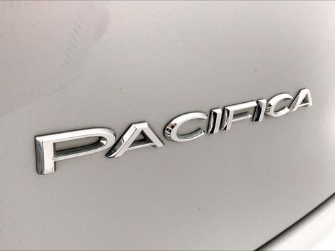 Used 2023 Chrysler Pacifica Touring-L image 31