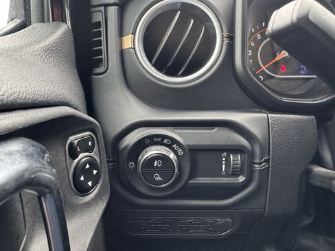 Used 2025 Jeep Gladiator Sport AWD/4WD image 17
