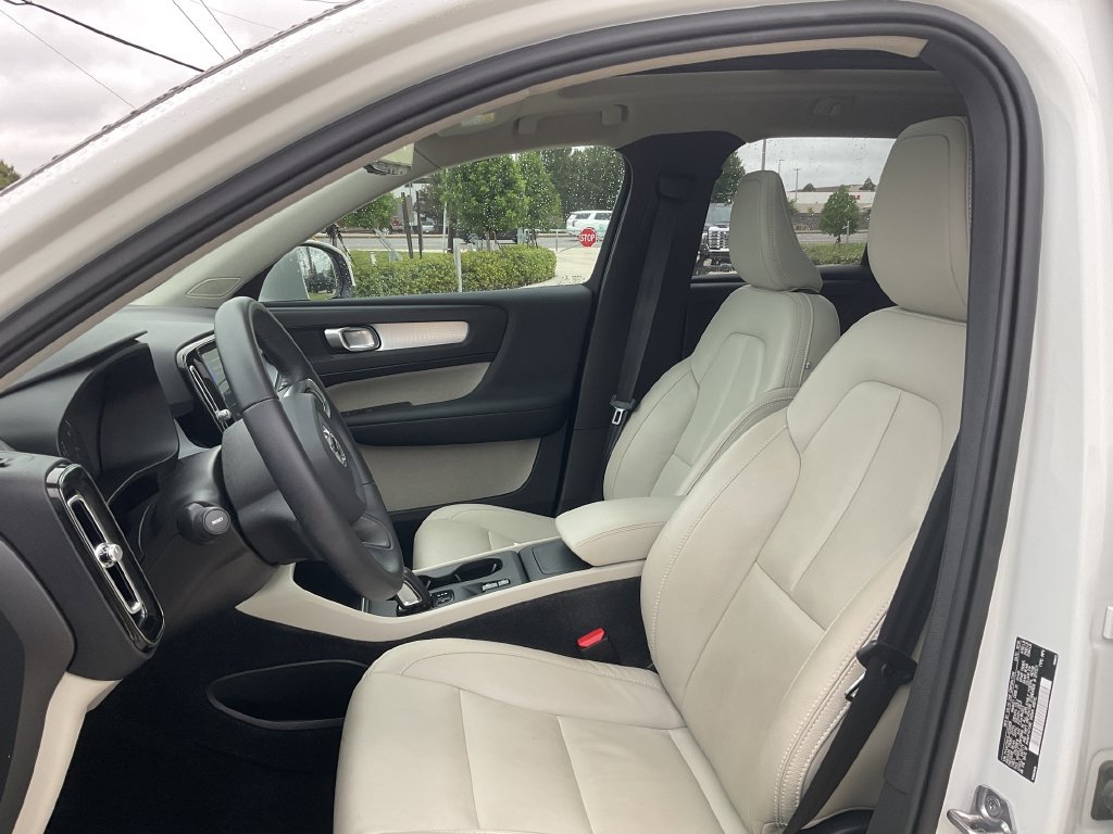Used 2020 Volvo XC40 T4 Momentum FWD image 13