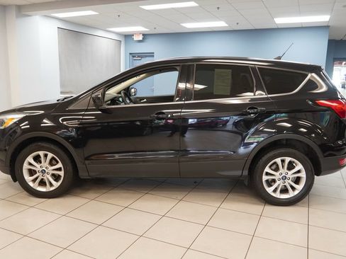 Used 2019 Ford Escape SE FWD image 2