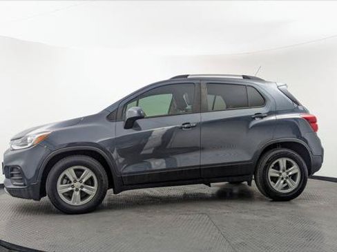 Used 2021 Chevrolet Trax LT w/ Premium Seat Package FWD image 3