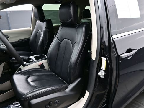 Used 2022 Chrysler Pacifica Touring-L FWD image 13