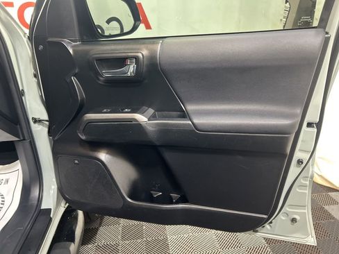 Used 2022 Toyota Tacoma TRD Off-Road image 9