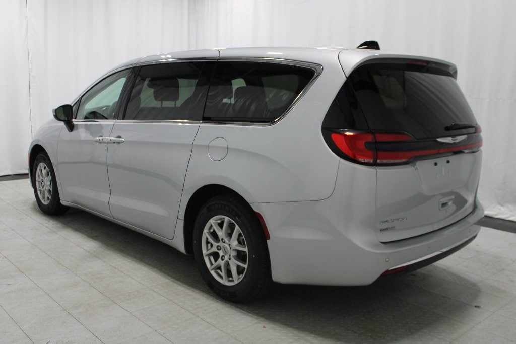 Used 2023 Chrysler Pacifica Touring-L FWD image 8