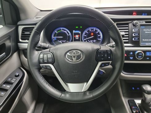 Used 2017 Toyota Highlander XLE image 17