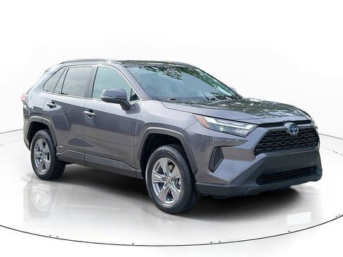 Used 2022 Toyota RAV4 XLE AWD/4WD image 2