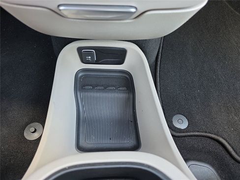 Used 2024 Chrysler Pacifica Limited FWD image 29