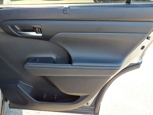 Used 2023 Toyota Highlander XSE AWD/4WD image 19