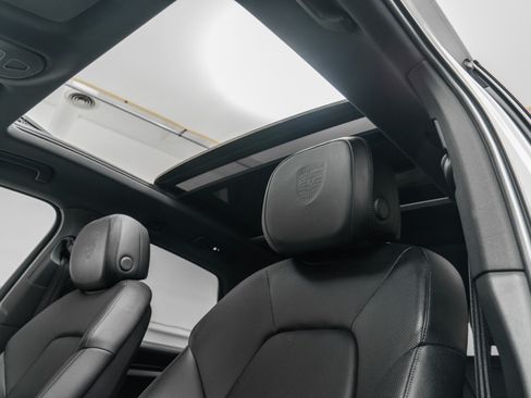 Used 2024 Porsche Cayenne AWD/4WD image 18