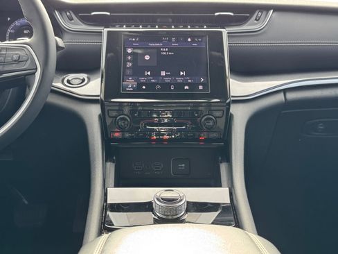Used 2023 Jeep Grand Cherokee Laredo w/ Luxury Tech Group I RWD image 15