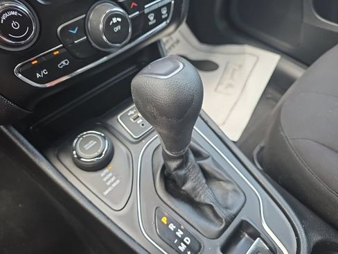 Used 2021 Jeep Cherokee Latitude AWD/4WD image 22