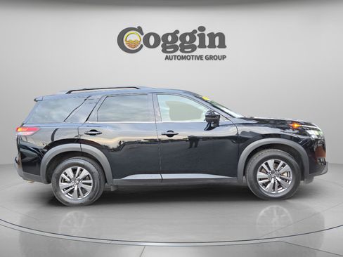 Used 2024 Nissan Pathfinder SV image 6