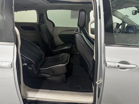Used 2024 Chrysler Pacifica Limited image 26