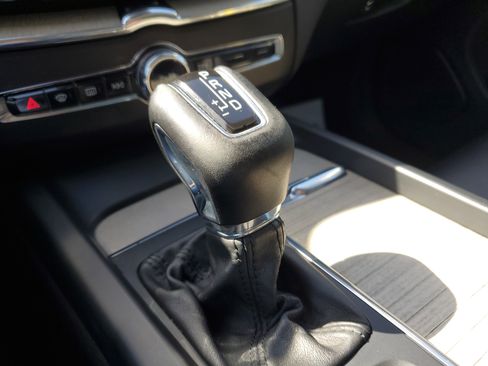 Used 2018 Volvo XC60 T6 Momentum w/ Advanced Package image 22