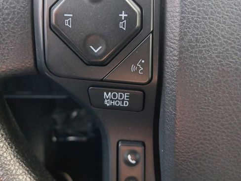 Used 2016 Toyota Tacoma SR image 9