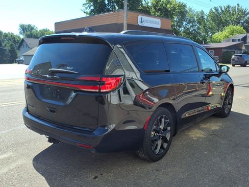 Used 2023 Chrysler Pacifica Touring-L w/ S Appearance Package FWD image 6