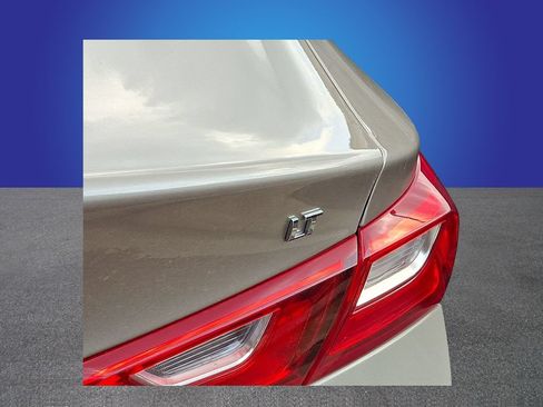 Used 2025 Chevrolet Malibu LT FWD image 6