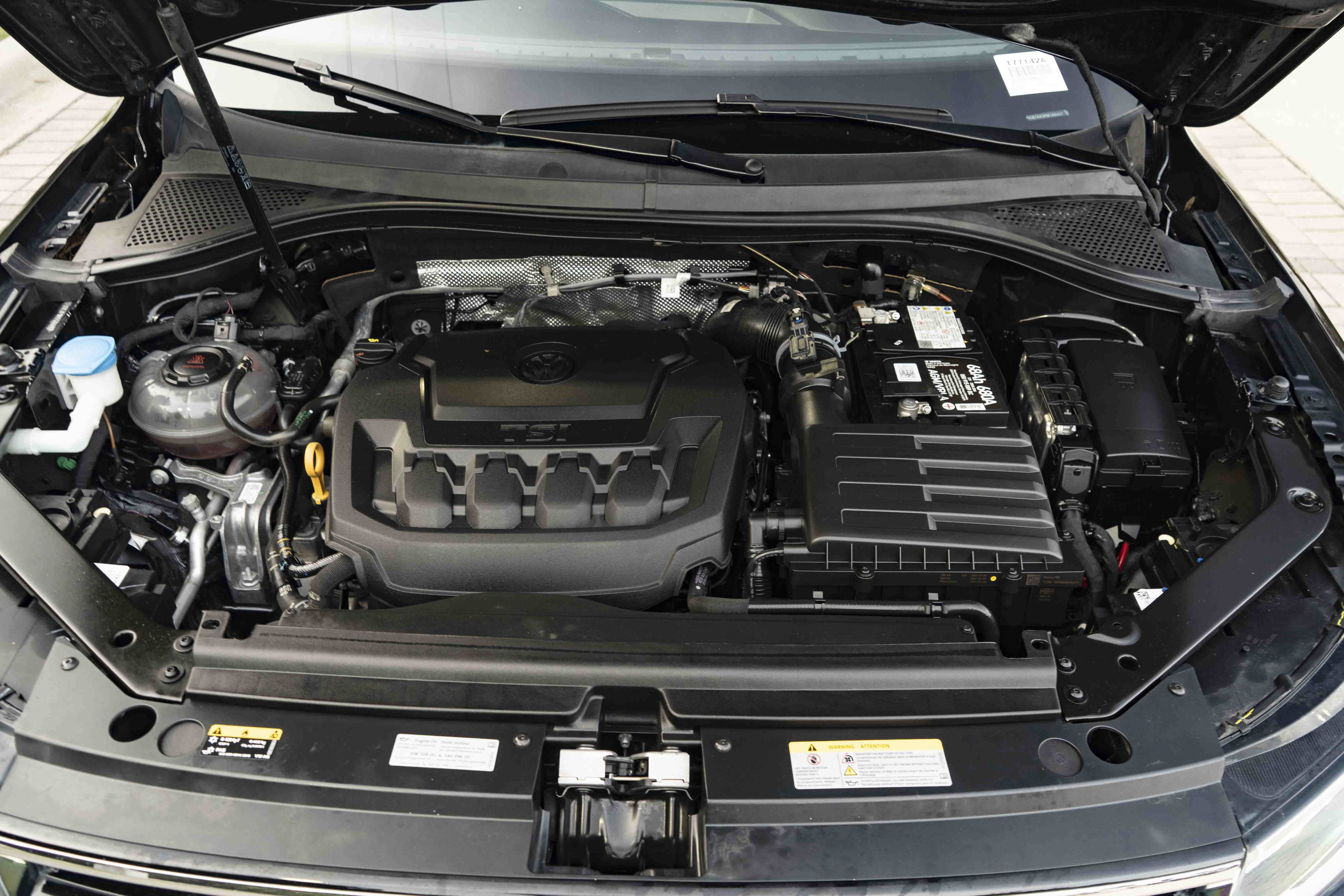 Certified 2023 Volkswagen Tiguan SE R-Line FWD image 38
