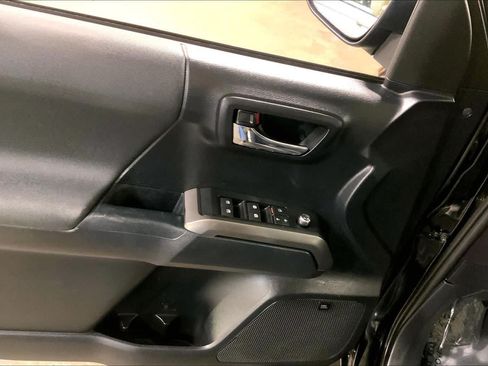Used 2018 Toyota Tacoma TRD Sport AWD/4WD image 36