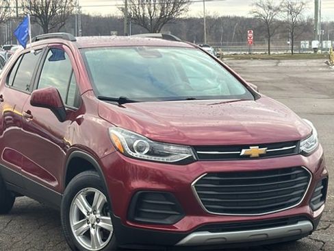 Used 2021 Chevrolet Trax LT w/ Driver Confidence Package image 2