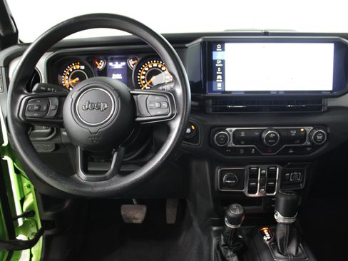 Used 2025 Jeep Gladiator Sport AWD/4WD image 3