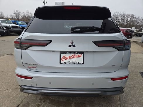 Used 2025 Mitsubishi Outlander SE image 9