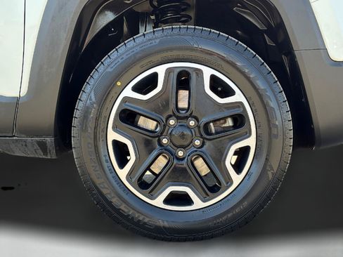 Used 2017 Jeep Renegade Trailhawk AWD/4WD image 10