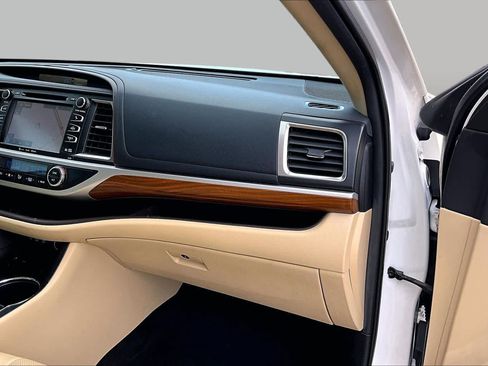 Used 2019 Toyota Highlander Limited FWD image 19
