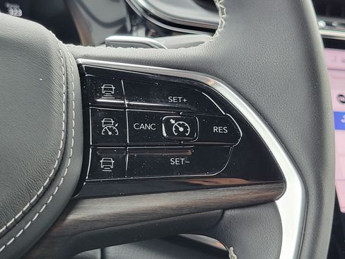 Used 2023 Jeep Grand Cherokee Overland w/ Rear Seat Video Group I AWD/4WD image 13