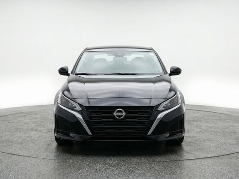 Used 2025 Nissan Altima 2.5 SV image 2