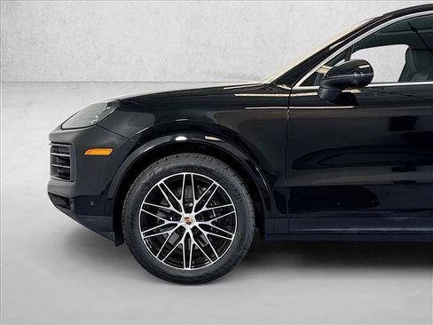 Certified 2025 Porsche Cayenne w/ Premium Package AWD/4WD image 29
