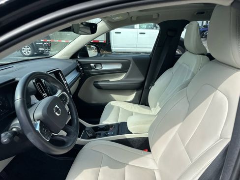 Used 2020 Volvo XC40 T5 Momentum w/ Protection Package Premier image 22