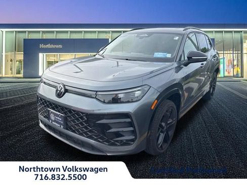 Used 2025 Volkswagen Tiguan SE R-Line AWD/4WD image 1