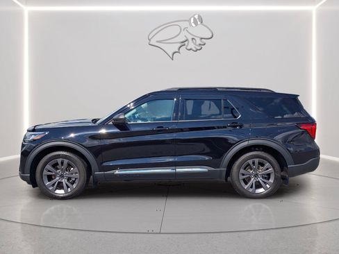Used 2025 Ford Explorer Active w/ Active Comfort Package AWD/4WD image 2