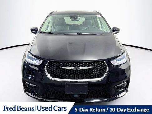 Used 2023 Chrysler Pacifica Touring-L FWD image 2